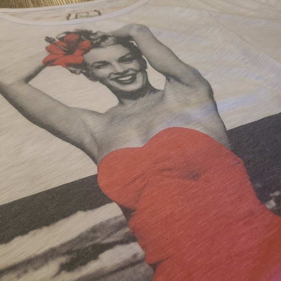 Hollywood Legends Marilyn Monroe Coral Beach Crop Top Graphic Tee L - Picture 4 of 8